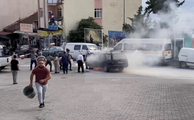 Yanan Otomobili Söndürmek İçin Kovalarla Su Taşıdılar