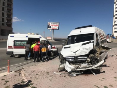 Minibüsü İle Otomobil Çarpıştı Açıklaması 4 Yaralı