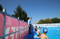 Sultanbeyli'de Çocuklar Yüzme Öğreniyor