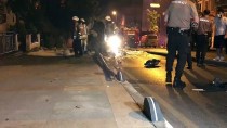 İstanbul'da Aydınlatma Direğine Çarpan Otomobil Alev Aldı
