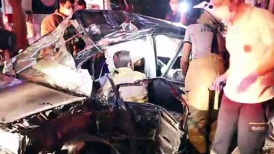 İzmir'de Otomobil Üst Geçide Çarptı Açıklaması 1'İ Ağır 3 Yaralı