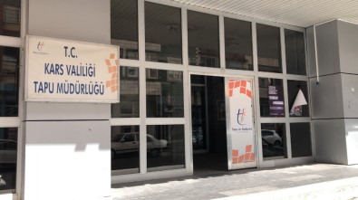 Kars'ta Eşinden Ayrılan Kadına Bir Darbe De Tapu Müdürlüğünden Geldi