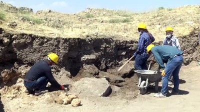 Zerzevan Kalesi'nin 1800 Yıllık Girişi Bulundu