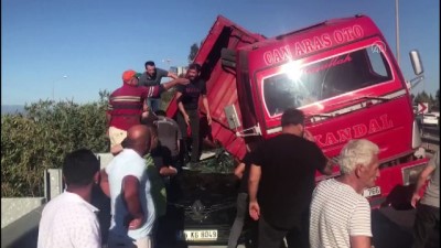 İzmir'de Kamyonun Kasası Otomobilin Üzerine Devrildi 1 Kişi Öldü