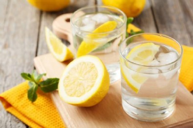 Sabahleyin aç karna limonlu su içmek zayıflatır mı?