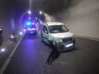 Tünel Duvarına Çarpan Araç Sürücüsü Yaralandı Haberi