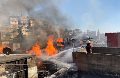 Vatandaşlar Alevlerin İçine Dalıp Yangını Söndürmeye Çalıştı