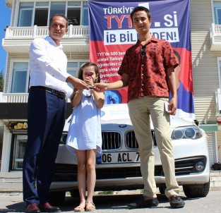 YKS'de Birinci Olan Öğrencisine 450 Bin Liralık Lüks Aracını Hediye Etti
