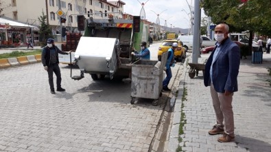 Çaldıran'da Çarşı Merkezindeki Bulunan Çöp Konteyneri Yenilendi