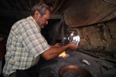 Mesleğinin Son Temsilcisi 45 Yıllık Kalaycı İşlere Yetişemiyor