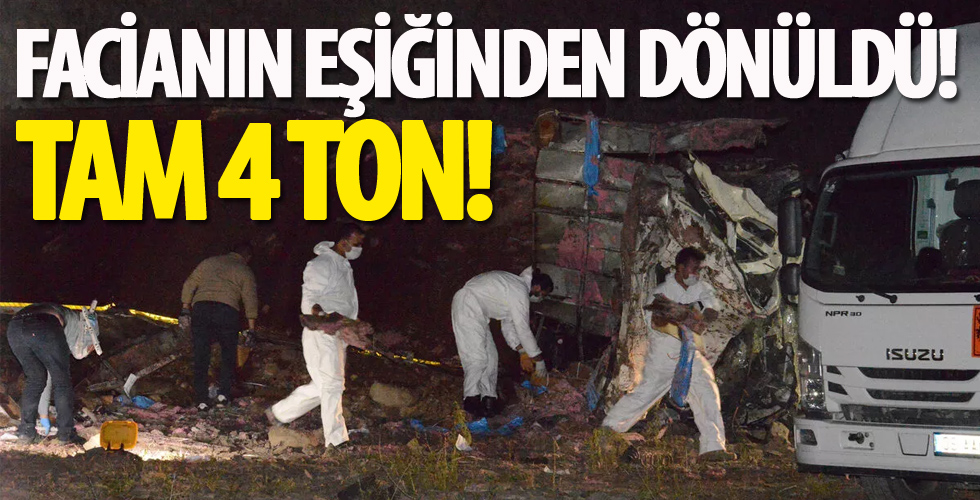 Patlayıcı yüklü kamyon devrildi: 2 ölü