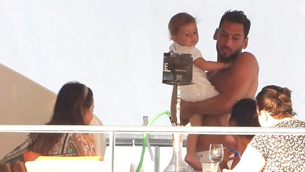 Çalhanoğlu ailesi tatilde aşk tazeledil!