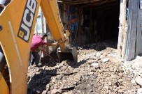 Çat Belediyesi Ekipleri Selden Zarar Gören Vatandaşların Yardımına Koştu Haberi