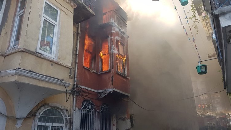 Korkutan yangın! Mahalleli sokağa döküldü