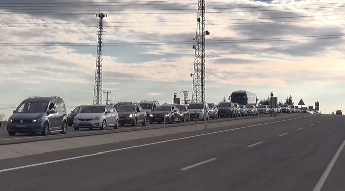 Tatilcilerin dönüş çilesi böyle görüntülendi