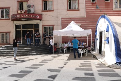 HDP Önündeki Ailelerin Evlat Nöbeti 350'Nci Gününde