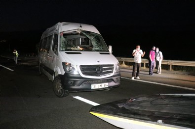 Yerel Bolu'da facianın eşiğinden dönüldü! Lastiği patlayan minibüs devrildi, 13 yaralı!