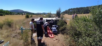 Yoldan Çıkan Otomobil Şarampole Uçtu Açıklaması 3 Yaralı