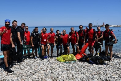 Kemer'de Denizden Poşetler Dolusu Çöp Toplandı