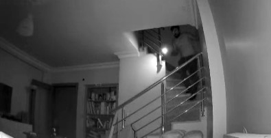 Üsküdar'da Bir Eve Giren Hırsız Eli Boş Döndü