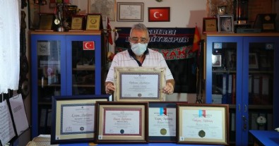 80 yaşındaki 'Süper Dede' beşinci üniversite diplomasına kavuştu