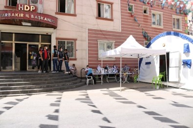 Diyarbakır'da Evlat Nöbetindeki Ailelerin Hikayeleri Yürek Burkuyor