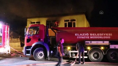 Elazığ'da İki Katlı Evde Çıkan Yangın Söndürüldü
