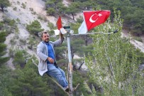 Elektriği Doğadan Kendisi Üretti, Türk Bayraklarını Aydınlatmayı Başardı Haberi