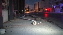 Avcılar'da Otomobil Trafik Lambasına Çarptı Açıklaması1'i Ağır 2 Yaralı