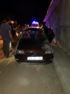 Elazığ'da Aynı Yerde İkinci Kaza,  Otomobil Üst Geçitten Uçtu Açıklaması 3 Yaralı