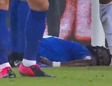 Gomis maç sırasında bayıldı!