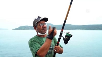 İstanbul'daki Olta Balıkçıları Yağışa Rağmen 'Rastgele' Demeye Devam Ediyor