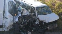 Hafif Ticari Araç İle Minibüs Kafa Kafaya Çarpıştı Açıklaması 2 Yaralı Haberi