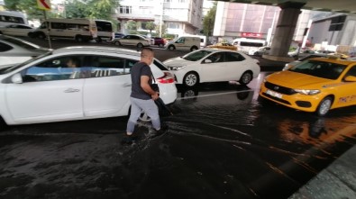 İstanbul Mecidiyeköy'de Yol Su Altında Kaldı, Araçlar Mahsur Kaldı
