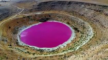 Konya'daki Meyil Obruk Gölü'nün Rengi Pembeye Döndü