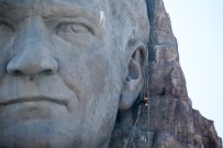 Türkiye'nin En Büyük Atatürk Maskının Bakımı, Profesyonel Dağcılara Emanet