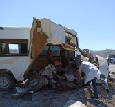 Van'da Minibüs Beton Bariyerlere Çarptı Açıklaması 1 Ölü