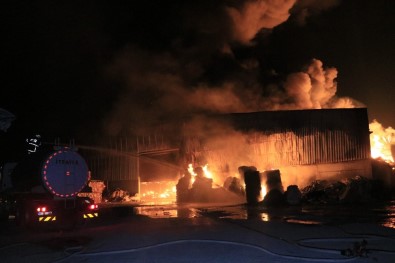 5 Bin Metrekarelik Geri Dönüşüm Fabrikasındaki Yangın Devam Ediyor