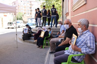 HDP Önündeki Ailelerin Evlat Nöbeti 355'İnci Gününde