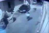 Yolda Yürürken Gasp Edildi,  O Anlar Kameraya Yansıdı