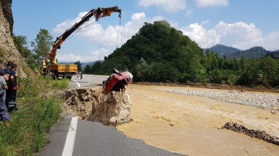 Giresun'da Yağlıdere-Espiye Karayolunda Dere İçerisinde Görünen Araç Paniğe Neden Oldu