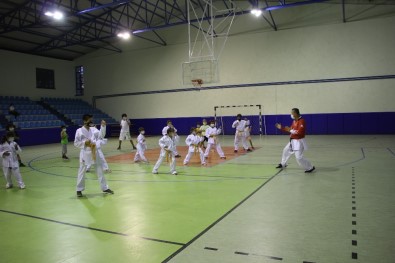 Milli Antrenör, Tatil İçin Geldiği Memleketinde Çocuklara Ücretsiz Karate Eğitimi Veriyor