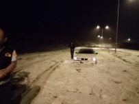 Yağan Dolu Araçların Mahsur Kalmasına Neden Oldu