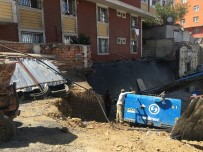 (Özel) Gaziosmanpaşa'da Toprak Kayması Nedeniyle Boşaltılan Binanın Sağlam Olduğu Tespit Edildi Haberi