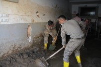 200'Den Fazla Jandarma Dereli'de İş Yerlerinin Temizlik Çalışmasına Katılıyor Haberi