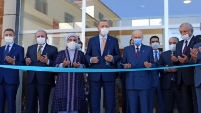 Başkan Erdoğan Ahlat'ta! Gençlik Merkezi'nin açılışını gerçekleştirdi