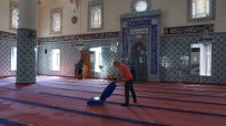 Camiler Köşe Bucak Temizleniyor