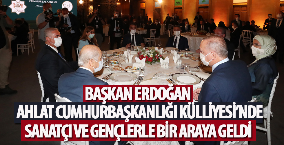 Cumhurbaşkanı Erdoğan, Ahlat'taki etkinliklere katılan sanatçı ve gençlerle yemekte bir araya geldi