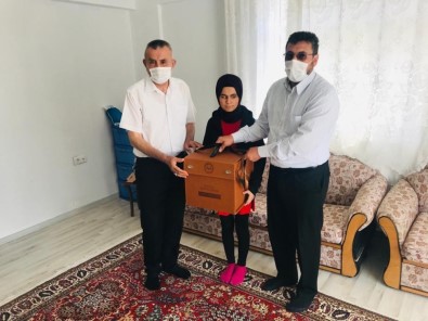 Görme Engelli Esma'ya İlçe Müftülerinden Anlamlı Hediye