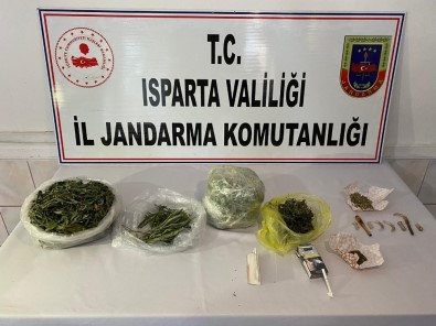 Jandarma'dan Uyuşturucu Operasyonu Açıklaması 3 Gözaltı